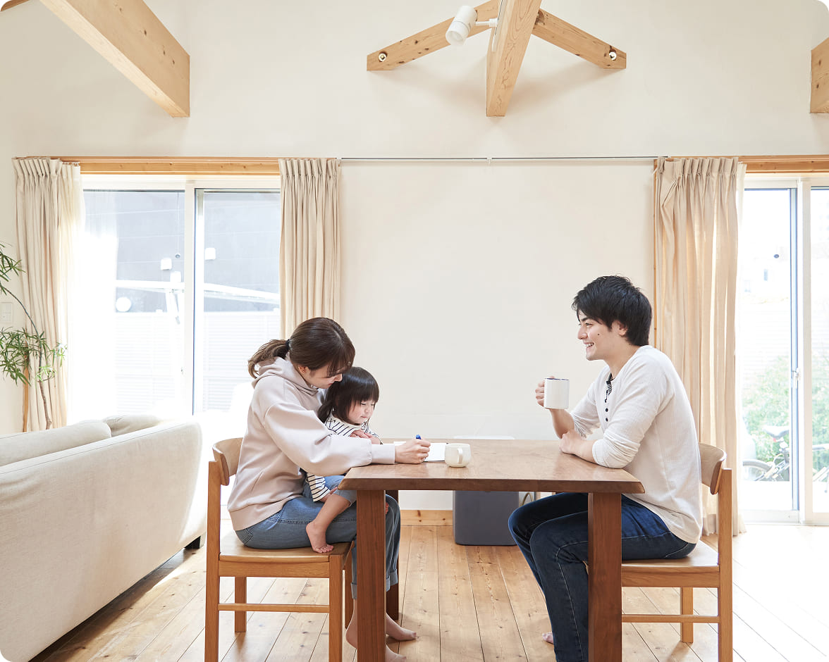 ダイニングでくつろぐ家族