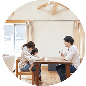 打ち合わせをする家族とスタッフ
