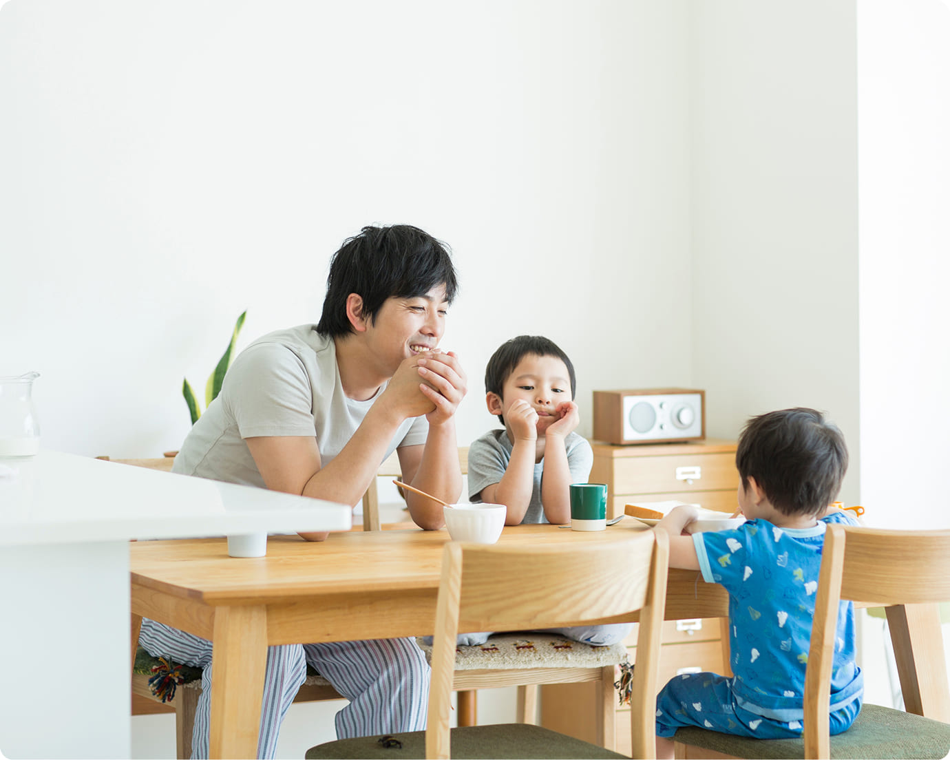 家族でダイニングテーブルを囲みながらくつろぐ様子