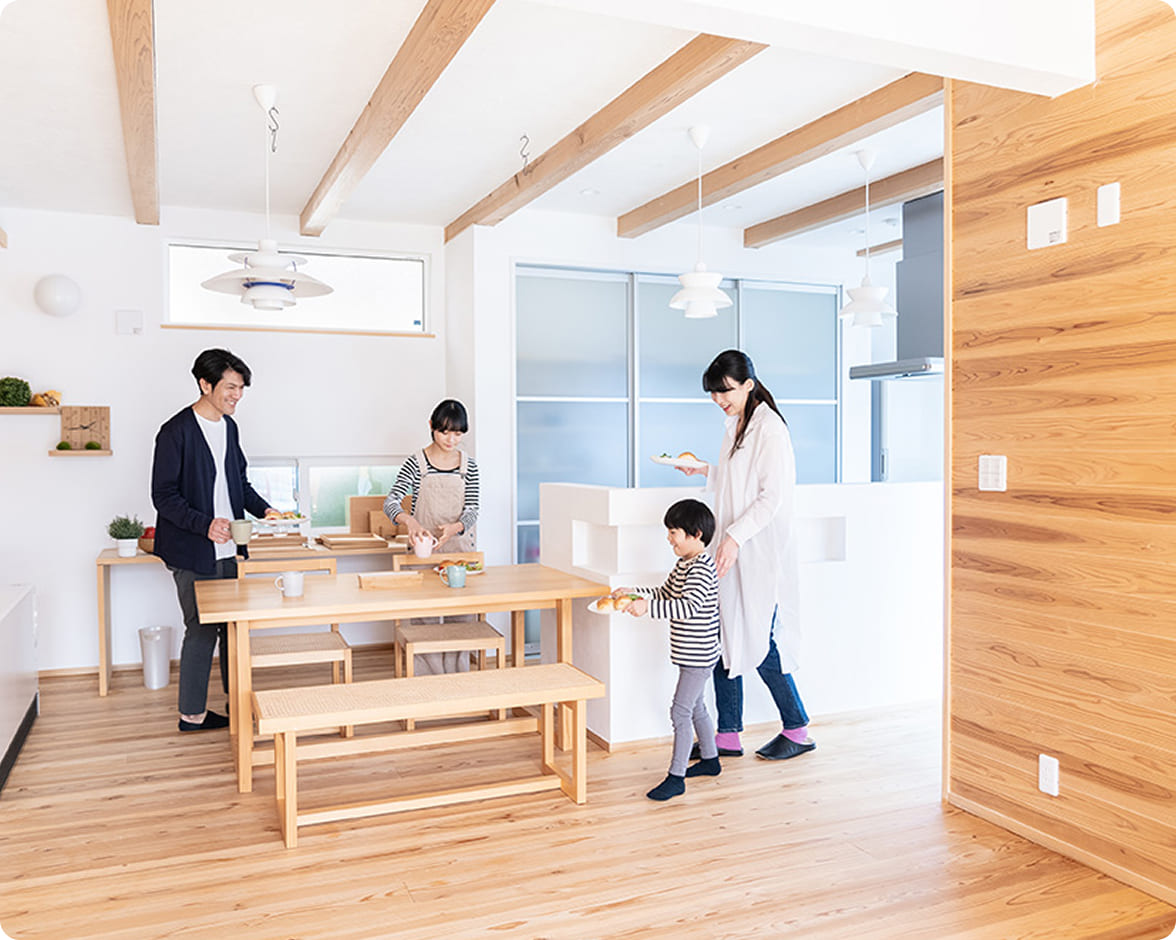 開放的なキッチンとダイニングで食事の準備をする家族