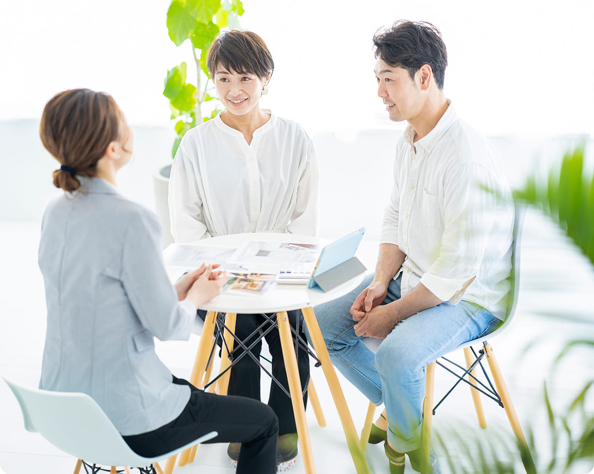 プランを見ながら打ち合わせをする担当者とお客様