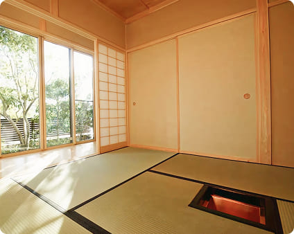 障子と畳が落ち着いた雰囲気の茶室