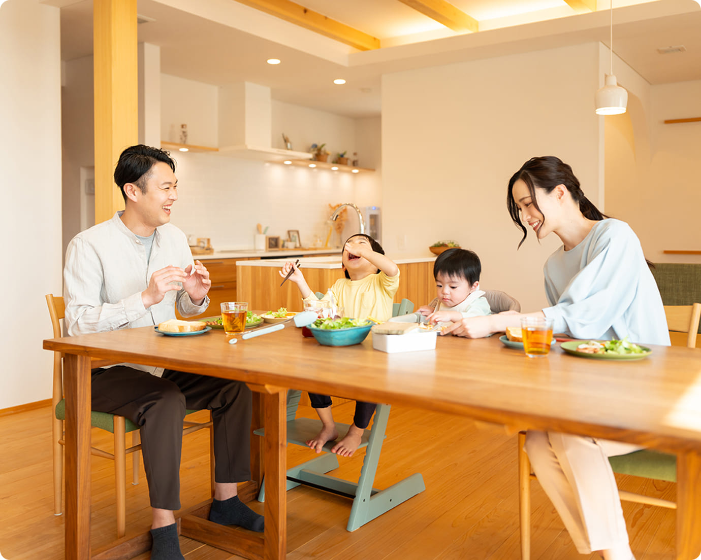 ダイニングテーブルを囲んで食事を楽しむ家族