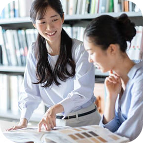 資料を見ながら打ち合わせをするスタッフ