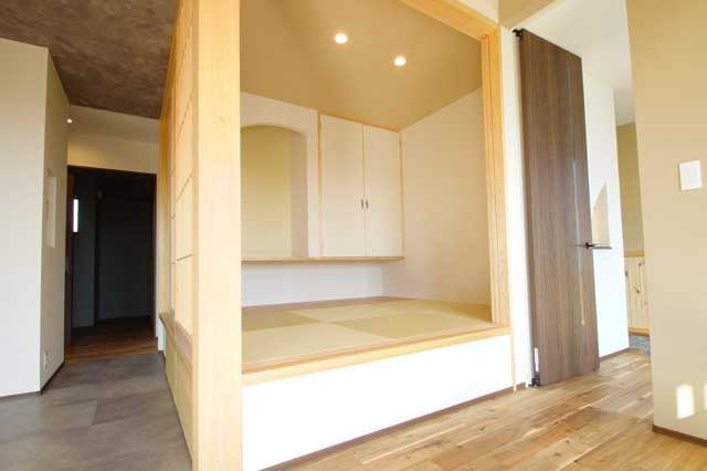 リビングに畳をひと間、和モダンの住まい