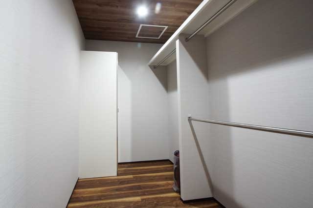 リビングに畳をひと間、和モダンの住まい