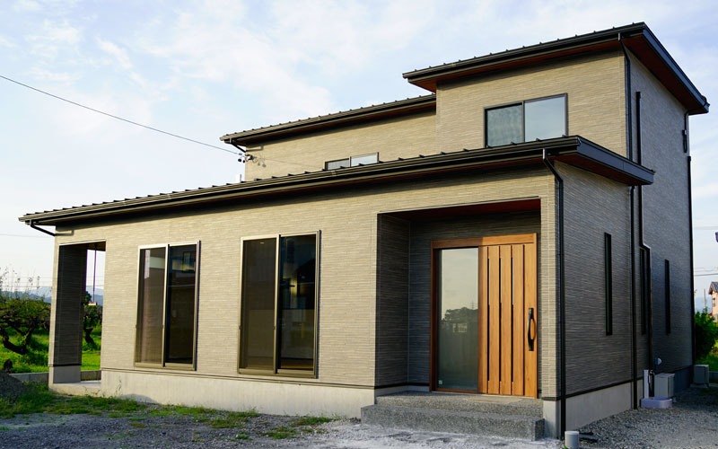 リビングに畳をひと間、和モダンの住まい