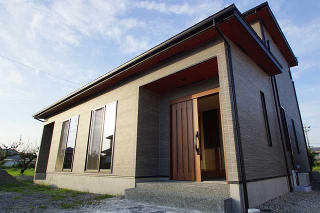 リビングに畳をひと間、和モダンの住まい