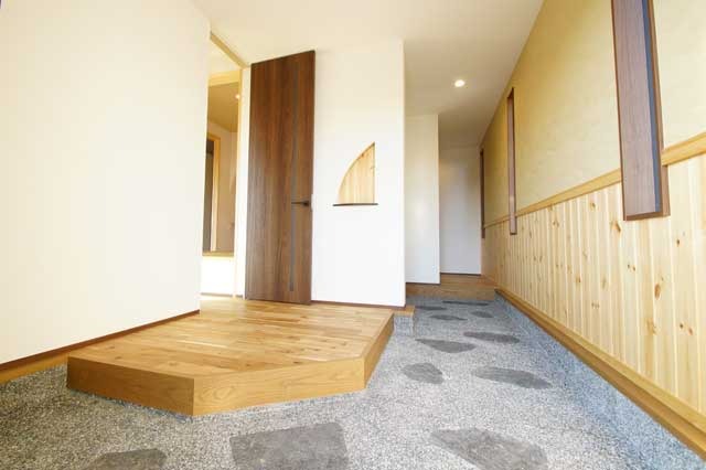 リビングに畳をひと間、和モダンの住まい