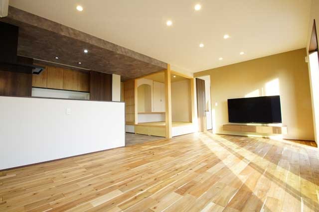 リビングに畳をひと間、和モダンの住まい