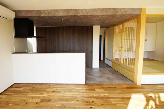 リビングに畳をひと間、和モダンの住まい