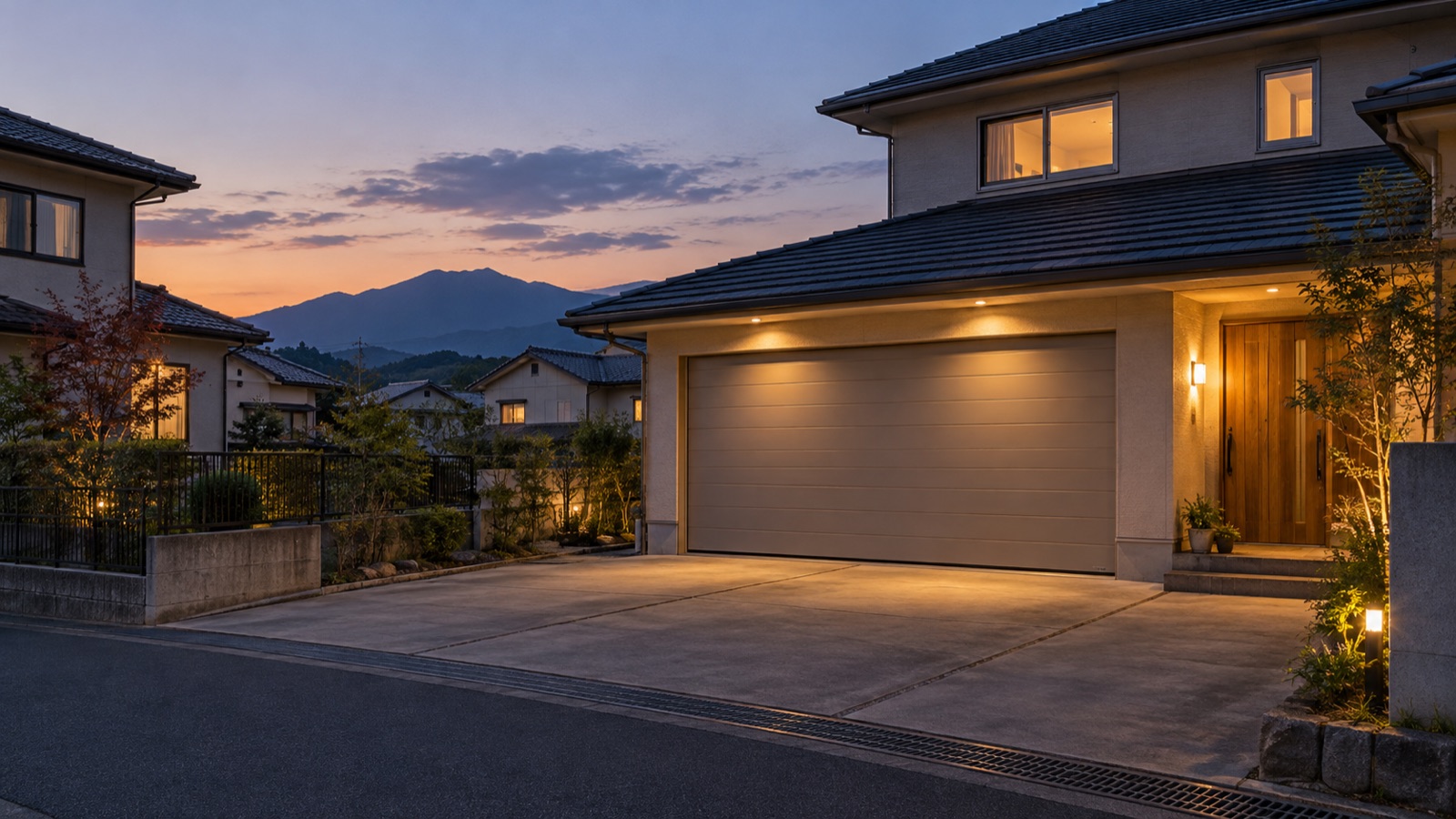 夕方の住宅街で静かに閉まるガレージのシャッター