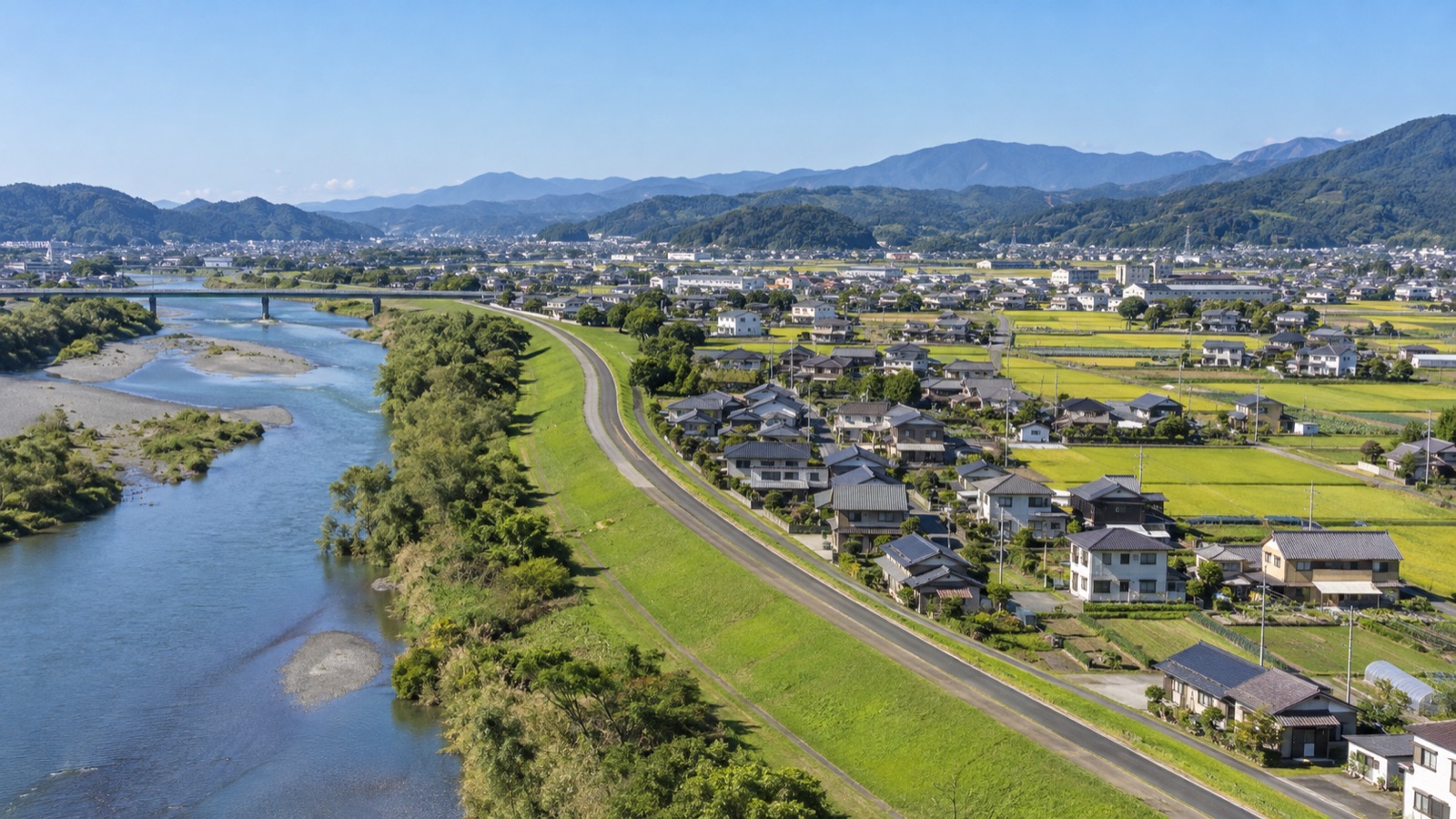 川沿いに広がる静岡県西部の住宅地と堤防